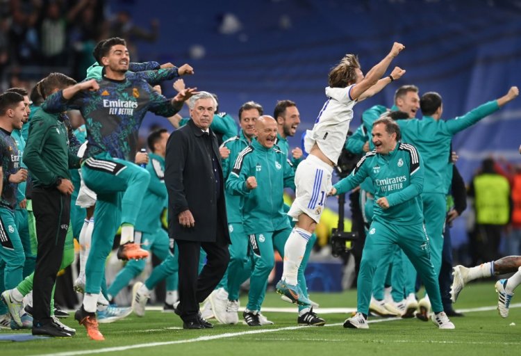 MADRID, SPAIN - MAY 04: Luka Modric of Real Madrid and team mates along with Carlo Ancelotti, Head Coach of Real Madrid celebrate their side's victory on the final whistle after the UEFA Champions League Semi Final Leg Two match between Real Madrid and Manchester City at Estadio Santiago Bernabeu on May 04, 2022 in Madrid, Spain. (Photo by Michael Regan/Getty Images)