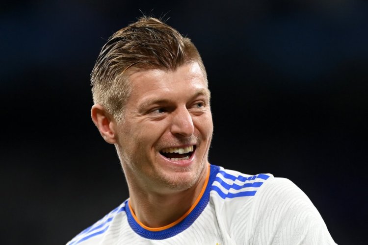MADRID, SPAIN - MAY 04: Toni Kroos of Real Madrid celebrates their side's victory and progression to the UEFA Champions League Final after the UEFA Champions League Semi Final Leg Two match between Real Madrid and Manchester City at Estadio Santiago Bernabeu on May 04, 2022 in Madrid, Spain. (Photo by Michael Regan/Getty Images)