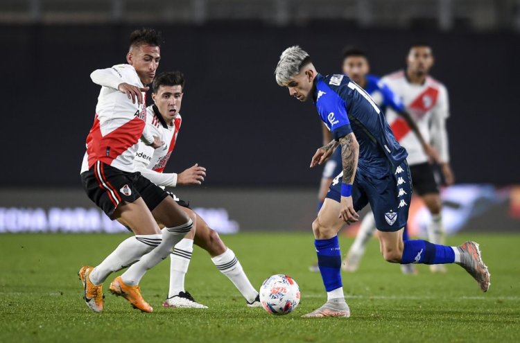 BUENOS AIRES, ARGENTINA - AUGUST 14:  Luca Orellano of Velez Sarsfield fights for the ball with Braian Romero of River Plate during a match between River Plate and Velez Sarsfield as part of Torneo Liga Profesional 2021 at Estadio Monumental Antonio Vespucio Liberti on August 14, 2021 in Buenos Aires, Argentina. (Photo by Marcelo Endelli/Getty Images)