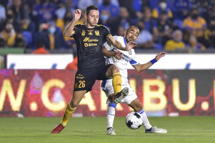 MONTERREY, MEXICO - MARCH 02: Florian Thauvin of Tigres fights for the ball with Rafael Baca of Cruz Azul during the 8th round match between Tigres UANL and Cruz Azul as part of the Torneo Grita Mexico C22 Liga MX at Universitario Stadium on March 02, 2022 in Monterrey, Mexico. (Photo by Azael Rodriguez/Getty Images)