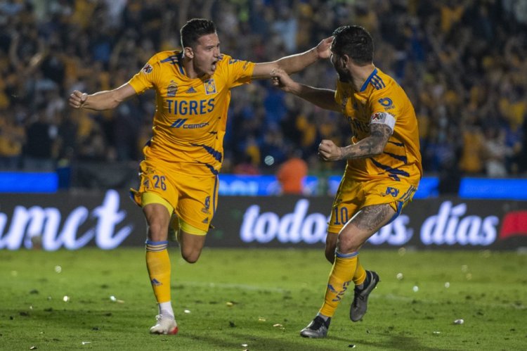 MONTERREY, MEXICO - DECEMBER 01: Florian Thauvin #26 of Tigres celebrates with teammate Andre-Pierre Gignac after scoring his team’s first goal  during the semifinal first leg match between Tigres UANL and Leon as part of the Torneo Grita Mexico A21 Liga MX at Universitario Stadium on December 01, 2021 in Monterrey, Mexico. (Photo by Azael Rodriguez/Getty Images)