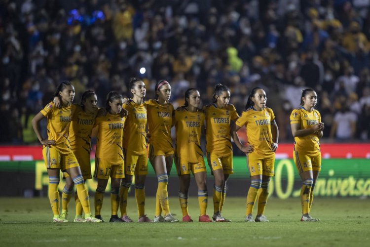 MONTERREY, MEXICO - DECEMBER 20: Players of Tigres femenil observe the penalty round during the final second leg match between Tigres UANL and Monterrey as part of the Torneo Grita Mexico A21 Liga MX Femenil at Universitario Stadium on December 20, 2021 in Monterrey, Mexico. (Photo by Azael Rodriguez/Getty Images)