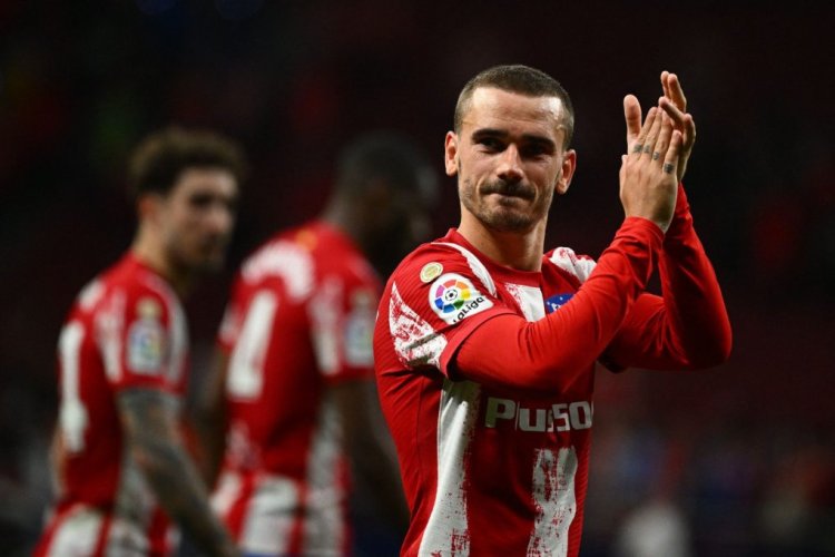 TOPSHOT - Atletico Madrid's French forward Antoine Griezmann celebrates at the end of the Spanish League football between Club Atletico de Madrid and Real Madrid CF at the Wanda Metropolitano stadium in Madrid on May 8, 2022. (Photo by GABRIEL BOUYS / AFP) (Photo by GABRIEL BOUYS/AFP via Getty Images)