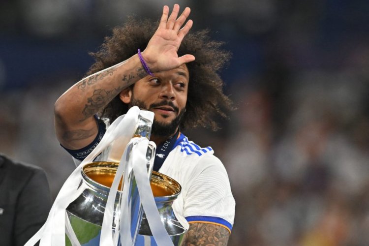TOPSHOT - Real Madrid's Brazilian defender Marcelo celebrates with the Champions League trophy after Madrid 's victory in the UEFA Champions League final football match between Liverpool and Real Madrid at the Stade de France in Saint-Denis, north of Paris, on May 28, 2022. (Photo by Paul ELLIS / AFP) (Photo by PAUL ELLIS/AFP via Getty Images)