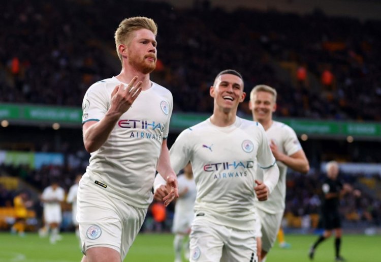WOLVERHAMPTON, ENGLAND - MAY 11: Kevin De Bruyne of Manchester City celebrates after scoring their side's third goal and their hat-trick during during the Premier League match between Wolverhampton Wanderers and Manchester City at Molineux on May 11, 2022 in Wolverhampton, England. (Photo by Catherine Ivill/Getty Images)