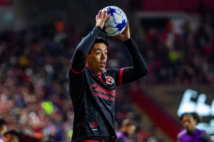 TIJUANA, MEXICO - FEBRUARY 25: Eduardo Tercero of Xolos prepares to throw in the ball during the 7th round match between Club Tijuana and Atlas as part of the Torneo Grita Mexico C22 Liga MX at Caliente Stadium on February 25, 2022 in Tijuana, Mexico. (Photo by Carlos Heredia/Getty Images)