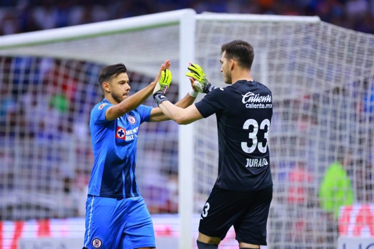 MEXICO CITY, MEXICO - MAY 07: Angel Romero and Sebastian Jurado of Cruz Azul celebrate during the playoff match between Cruz Azul and Necaxa as part of the Torneo Grita Mexico C22 Liga MX at Azteca Stadium on May 07, 2022 in Mexico City, Mexico. (Photo by Hector Vivas/Getty Images)