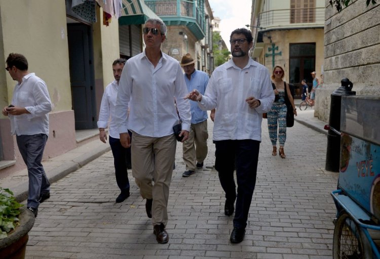 The representative of Spains' Atletico de Madrid, Miguel Angel Gil Marin (L) and Spain's Ambassador to Cuba Juan Jose Buitrago de Benito walk along the streets of Havana, on October 5, 2018. - Gil Marin is in Cuba in a work visit. (Photo by YAMIL LAGE / AFP)        (Photo credit should read YAMIL LAGE/AFP via Getty Images)