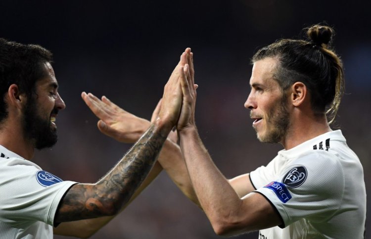 Real Madrid's Welsh forward Gareth Bale (R) celebrates scoring his team's second goal with Real Madrid's Spanish midfielder Isco during the UEFA Champions League group G football match between Real Madrid CF and AS Roma at the Santiago Bernabeu stadium in Madrid on September 19, 2018. (Photo by GABRIEL BOUYS / AFP)        (Photo credit should read GABRIEL BOUYS/AFP via Getty Images)