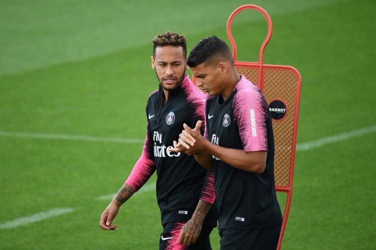 Paris Saint-Germain's Brazilian forward Neymar (L) and Paris Saint-Germain's Brazilian defender Thiago Silva (R) speak together as they take part in a training session of the Paris Saint-Germain football team on August 24, 2018 at the Camp des Loges, in Saint-Germain-en-Laye, on the outskirts of Paris, on the eve of their French L1 football match. (Photo by FRANCK FIFE / AFP)        (Photo credit should read FRANCK FIFE/AFP via Getty Images)