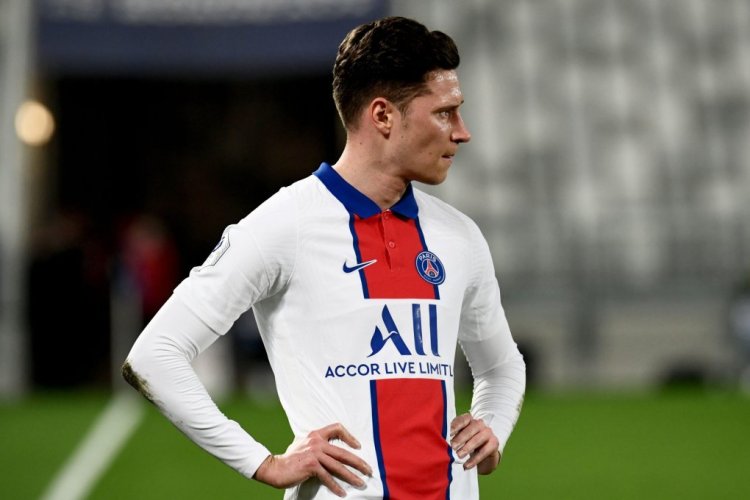 Paris Saint-Germain's German midfielder Julian Draxler looks on during the French L1 football match between Bordeaux (FCGB) and Paris-Saint-Germain (PSG) at the Matmut Atlantique Stadium on March 3, 2021. (Photo by Philippe LOPEZ / AFP) (Photo by PHILIPPE LOPEZ/AFP via Getty Images)