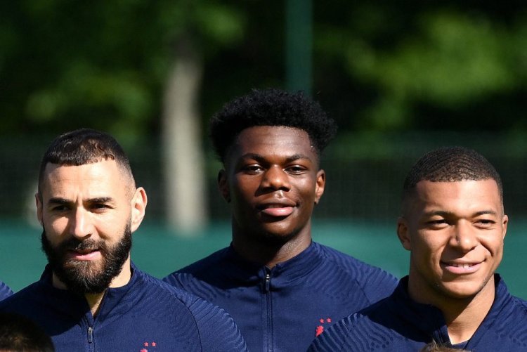 (from L) France's forward Karim Benzema, Fance's midfielder Aurelien Tchouameni and France's forward Kylian Mbappe take part in a training session in Clairefontaine-en-Yvelines on June1, 2022 as part of the team's preparation for the upcoming UEFA Nations League. (Photo by FRANCK FIFE / AFP) (Photo by FRANCK FIFE/AFP via Getty Images)