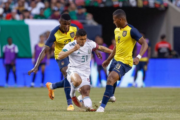 Mexico's midfielder Orbelin Pineda (C) is defended by Ecuador's midfielder Moises Caicedo (L) and midfielder Alexander Alvarado (R) during the second half of an international friendly football match between Mexico and Ecuador at Soldier Field in Chicago, Illinois June 5, 2022. (Photo by KAMIL KRZACZYNSKI / AFP) (Photo by KAMIL KRZACZYNSKI/AFP via Getty Images)