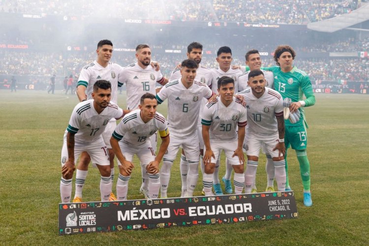 Mexico poses for a team photo before an international friendly football match against Ecuador at Soldier Field in Chicago, Illinois June 5, 2022. (Photo by KAMIL KRZACZYNSKI / AFP) (Photo by KAMIL KRZACZYNSKI/AFP via Getty Images)