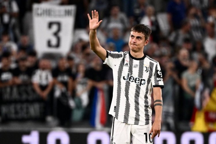 Juventus' Argentinian forward Paulo Dybala waves at the end of the Serie A football match Juventus vs Lazio at the Allianz Stadium in Turin, on May 16, 2022. (Photo by MARCO BERTORELLO / AFP) (Photo by MARCO BERTORELLO/AFP via Getty Images)