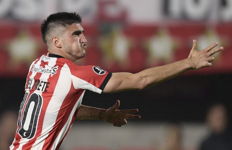 Estudiantes de la Plata's Gustavo del Prete celebrates after scoring a goal against Velez Sarsfield during the all-Argentina Copa Libertadores group stage first leg football at the Jorge Luis Hirschi stadium, in La Plata, Buenos Aires province, Argentina, on April 7, 2022. (Photo by Juan MABROMATA / AFP) (Photo by JUAN MABROMATA/AFP via Getty Images)