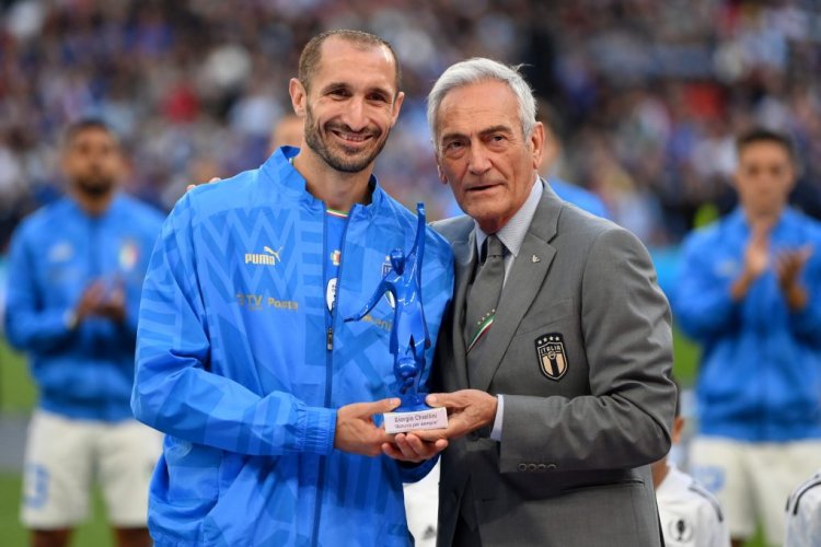 LONDON, ENGLAND - JUNE 01: Giorgio Chiellini of Italy receives an award before their final game for Italy from Gabriele Gravina, President of Italian Football Federation prior to the 2022 Finalissima match between Italy and Argentina at Wembley Stadium on June 01, 2022 in London, England. (Photo by Shaun Botterill/Getty Images)