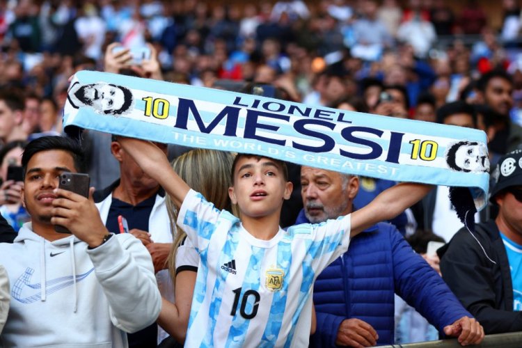 LONDON, ENGLAND - JUNE 01: A young fan of Argentina holds a scarf, in support of Lionel Messi of Argentina ( not pictured ) , above their head prior to kick off of the 2022 Finalissima match between Italy and Argentina at Wembley Stadium on June 01, 2022 in London, England. (Photo by Clive Rose/Getty Images)