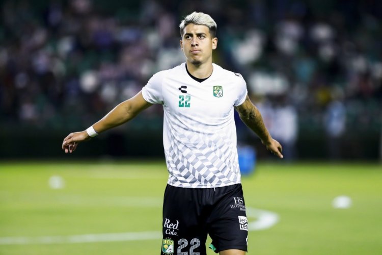 LEON, MEXICO - FEBRUARY 19: Santiago Colombatto of Leon warms up prior the 6th round match between Leon and Chivas as part of the Torneo Grita Mexico C22 Liga MX at Leon Stadium on February 19, 2022 in Leon, Mexico. (Photo by Leopoldo Smith/Getty Images)