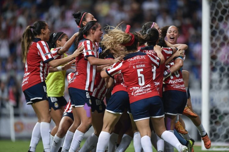 MONTERREY, MEXICO - MAY 30: Players of Chivas celebrate after winning the final second leg match between Monterrey and Chivas as part of Campeon de Campeones 2022 Liga MX Femenil at BBVA Stadium on May 30, 2022 in Monterrey, Mexico. (Photo by Azael Rodriguez/Getty Images)