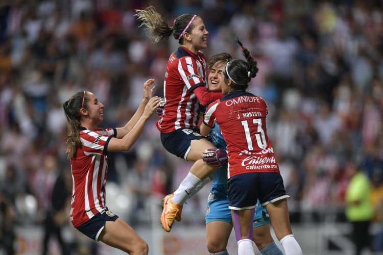 MONTERREY, MEXICO - MAY 30: Players of Chivas celebrate after winning the final second leg match between Monterrey and Chivas as part of Campeon de Campeones 2022 Liga MX Femenil at BBVA Stadium on May 30, 2022 in Monterrey, Mexico. (Photo by Azael Rodriguez/Getty Images)