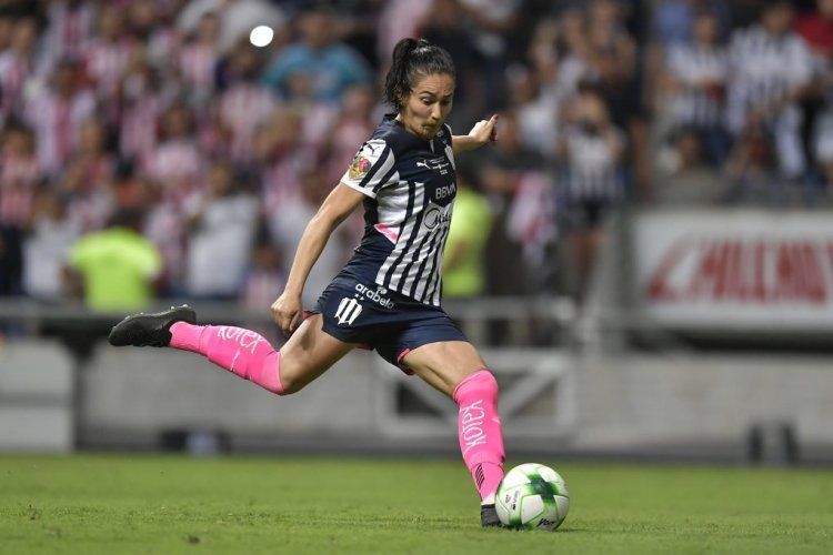 MONTERREY, MEXICO - MAY 30: Mónica Monsiváis of Monterrey femenil kicks a penalty and fails during the final second leg match between Monterrey and Chivas as part of Campeon de Campeones 2022 Liga MX Femenil at BBVA Stadium on May 30, 2022 in Monterrey, Mexico. (Photo by Azael Rodriguez/Getty Images)