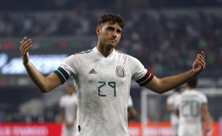 ARLINGTON, TEXAS - MAY 28: Santiago Tomas Gimenez #29 of Mexico celebrates after scoring a goal against Nigeria in the first half of a 2022 International Friendly match at AT&T Stadium on May 28, 2022 in Arlington, Texas. Mexico won 2-1. (Photo by Ron Jenkins/Getty Images)