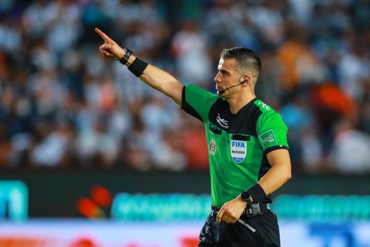 PACHUCA, MEXICO - MAY 29: Fernando Hernandez, referee, gestures during the final second leg match between Pachuca and Atlas as part of the Torneo Grita Mexico C22 Liga MX at Hidalgo Stadium on May 29, 2022 in Pachuca, Mexico. (Photo by Manuel Velasquez/Getty Images)