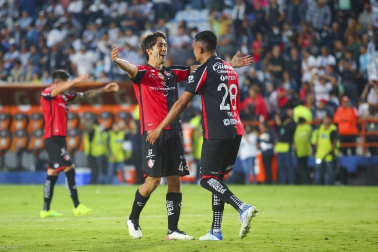 PACHUCA, MEXICO - MAY 29: Javier Abella and Christopher Trejo of Atlas celebrates the championship after the final second leg match between Pachuca and Atlas as part of the Torneo Grita Mexico C22 Liga MX at Hidalgo Stadium on May 29, 2022 in Pachuca, Mexico. (Photo by Agustin Cuevas/Getty Images)