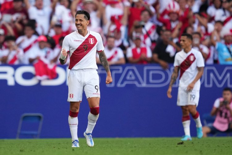 BARCELONA, SPAIN - JUNE 05: Gianluca Lapadula of Peru celebrates after scoring their team's first goal during the international friendly match between Peru and New Zealand at RCDE Stadium on June 05, 2022 in Barcelona, Spain. (Photo by Alex Caparros/Getty Images)