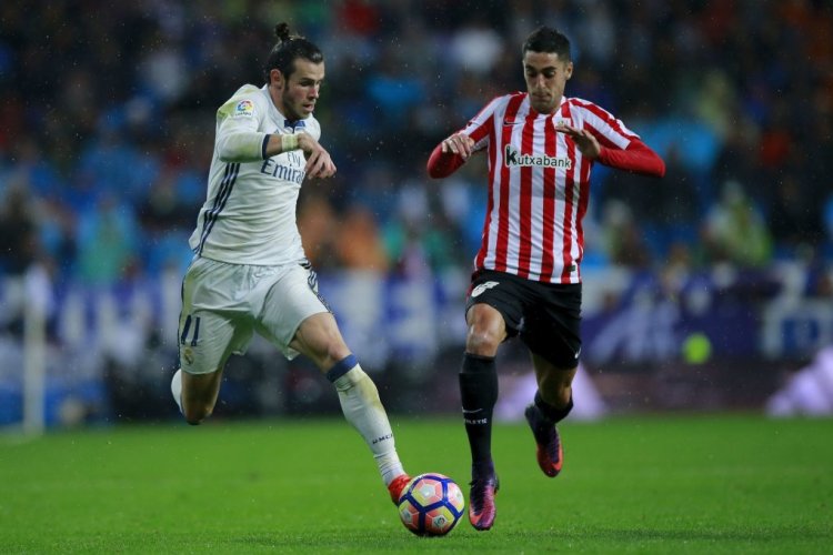 MADRID, SPAIN - OCTOBER 23: Gareth Bale (L) of Real Madrid CF competes for the ball with Sabin Merino (R) of Athletic Club during the La Liga match between Real Madrid CF and Athletic Club de Bilbao at Estadio Santiago Bernabeu on October 23, 2016 in Madrid, Spain. (Photo by Gonzalo Arroyo Moreno/Getty Images)