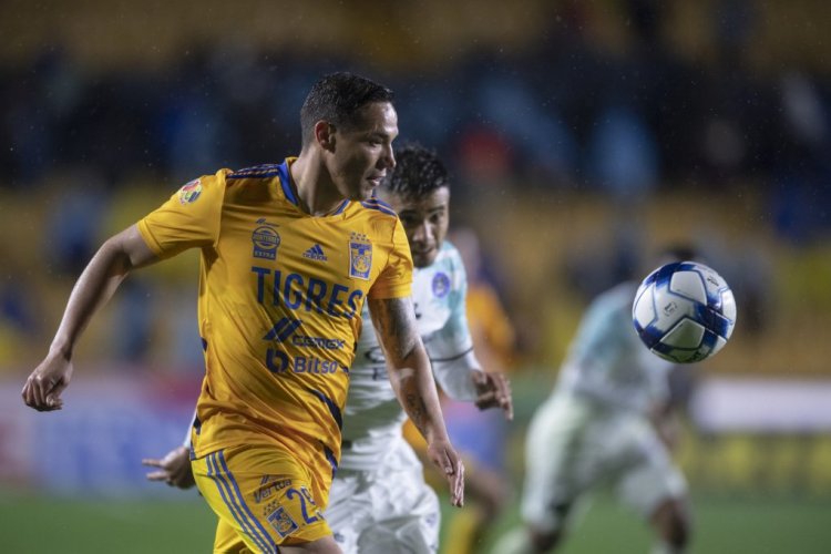 MONTERREY, MEXICO - FEBRUARY 06: Jesús Dueñas #29 of Tigres chases the ball during the 4th round match between Tigres UANL and Mazatlan FC as part of the Torneo Grita Mexico C22 Liga MX at Universitario Stadium on February 06, 2022 in Monterrey, Mexico. (Photo by Azael Rodriguez/Getty Images)