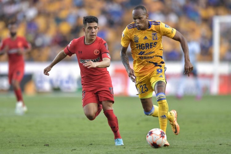MONTERREY, MEXICO - APRIL 16: Luis Quiñones of Tigres fights for the ball with Leonardo Fernández of Toluca during the 14th round match between Tigres UANL v Toluca as part of the Torneo Grita Mexico C22 Liga MX at Universitario Stadium on April 16, 2022 in Monterrey, Mexico. (Photo by Azael Rodriguez/Getty Images)