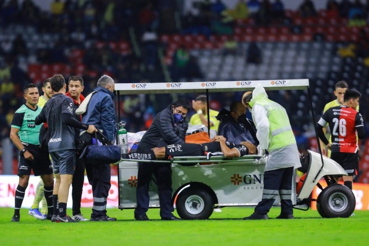 MEXICO CITY, MEXICO - JULY 02: Mauro Manotas of Atlas is taken out the field after being injured during the 1st round match between America and Atlas as part of Torneo Apertura 2022 Liga MX at Azteca Stadium on July 02, 2022 in Mexico City, Mexico. (Photo by Manuel Velasquez/Getty Images)