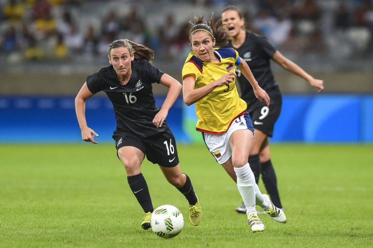 BELO HORIZONTE, BRAZIL - AUGUST 06: Natalia Gaitan of Colombia and Annalie Longo of New Zealand battle for the ball during a match between Colombia and New Zealand as part of Women's Football - Olympics at Mineirao Stadium on August 6, 2016 in Belo Horizonte, Brazil. (Photo by Pedro Vilela/Getty Images)
