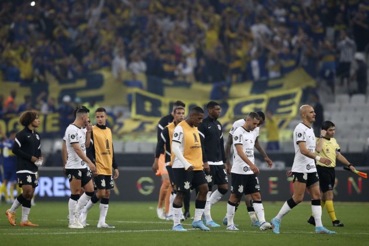 SAO PAULO, BRAZIL - JUNE 28: Players of Corinthians leave the field after a round of sixteen first leg match between Corinthians and Boca Juniors as part of Copa CONMEBOL Libertadores 2022 at Arena Corinthians on June 28, 2022 in Sao Paulo, Brazil. (Photo by Alexandre Schneider/Getty Images)