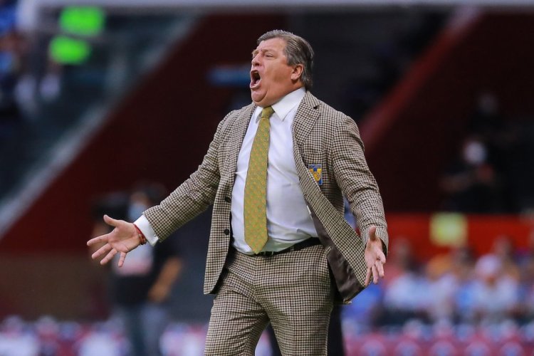 MEXICO CITY, MEXICO - MAY 12: Miguel Herrera, coach of Tigres shouts during the quarterfinals first leg match between Cruz Azul and Tigres UANL as part of the Torneo Grita Mexico C22 Liga MX at Azteca Stadium on May 12, 2022 in Mexico City, Mexico. (Photo by Manuel Velasquez/Getty Images)