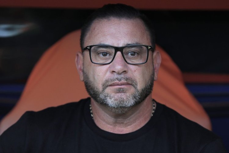 GUAYAQUIL, ECUADOR - JUNE 28: Antonio Mohamed of Atletico Mineiro looks on before a round of sixteen first leg match between Emelec and Atletico Mineiro as part of Copa CONMEBOL Libertadores 2022 at George Capwell Stadium on June 28, 2022 in Guayaquil, Ecuador. (Photo by Franklin Jacome/Getty Images)
