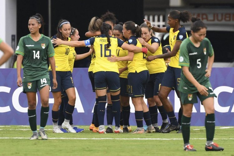Ecuador's Danna Pesantez (C) celebrates with teammates after scoring against Bolivia during their Women's Copa America 2022 first round match at the Pascual Guerrero Stadium in Cali, Colombia, on July 8, 2022. (Photo by JUAN BARRETO / AFP) (Photo by JUAN BARRETO/AFP via Getty Images)