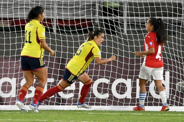 Colombia's Daniela Montoya (C) celebrates after scoring against Paraguay during the Women's Copa America first round match at Pascual Guerrero Stadium in Cali, Colombia, on July 8, 2022. (Photo by Juan BARRETO / AFP) (Photo by JUAN BARRETO/AFP via Getty Images)