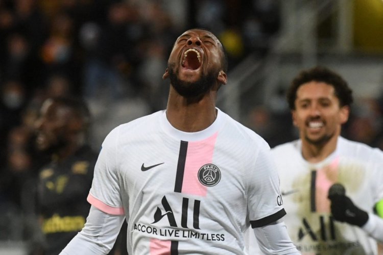 Paris Saint-Germain's Dutch midfielder Georginio Wijnaldum celebrates after scoring during the French L1 football match between RC Lens and Paris Saint-Germain (PSG) at Stade Bollaert-Delelis in Lens, northern France on December 4, 2021. (Photo by François LO PRESTI / AFP) (Photo by FRANCOIS LO PRESTI/AFP via Getty Images)