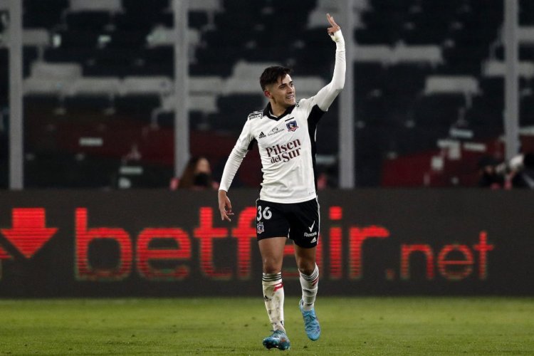 Chile's Colo Colo Argentine Pablo Solari celebrates after scoring against Brazil's Internacional during their Copa Sudamericana football tournament round of sixteen first leg match, at the Monumental David Arellano stadium in Santiago on June 28, 2022. (Photo by JAVIER TORRES / AFP) (Photo by JAVIER TORRES/AFP via Getty Images)