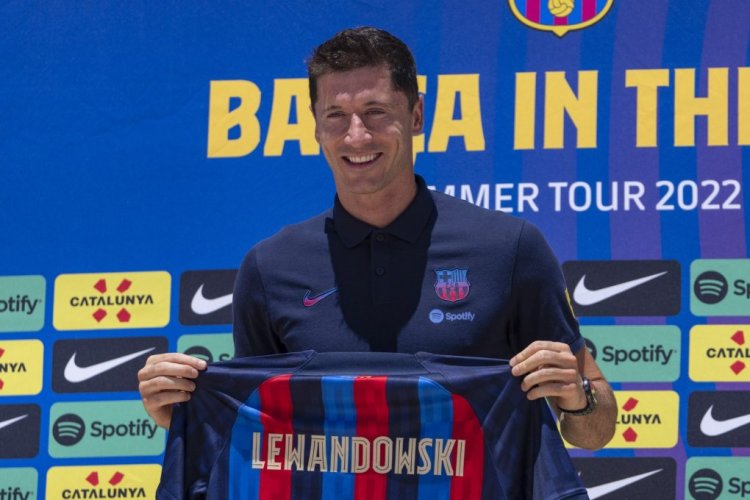 FORT LAUDERDALE, FL - JULY 20: Robert Lewandowski poses during the press conference introducing him to FC Barcelona at Conrad Fort Lauderdale Beach on July 20, 2022 in Fort Lauderdale, Florida. (Photo by Eric Espada/Getty Images)