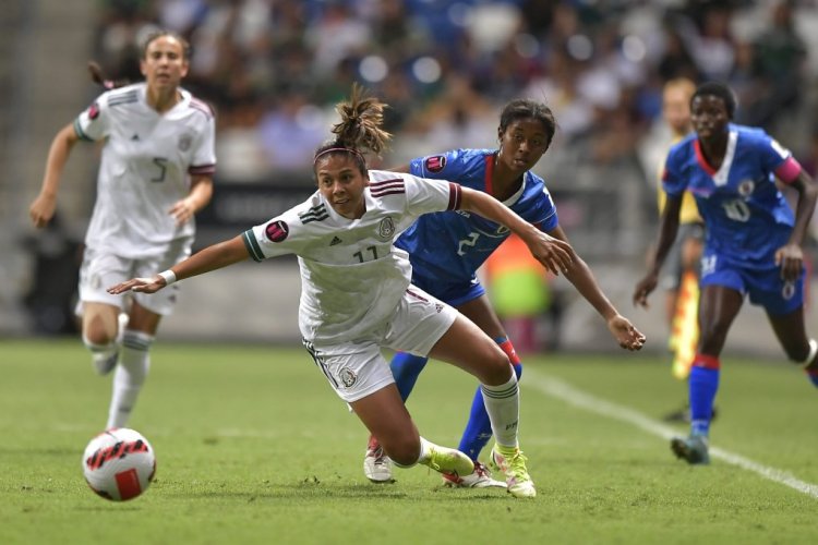 MONTERREY, MEXICO - JULY 07: María Sánchez of México fights for the ball with Chelsea Surpris of Haiti  during the match between Haiti and Mexico as part of the 2022 Concacaf W Championship at BBVA Stadium on July 07, 2022 in Monterrey, Mexico. (Photo by Azael Rodriguez/Getty Images)