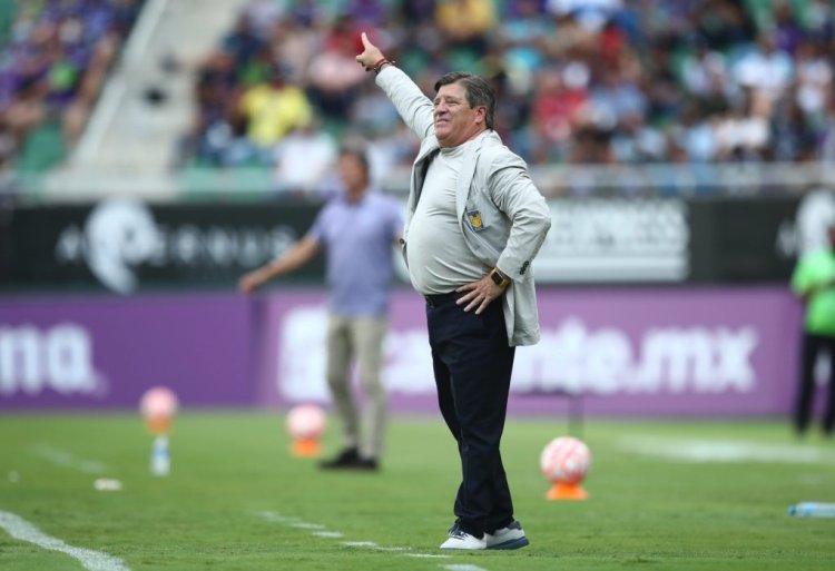 MAZATLAN, MEXICO - JULY 08: Miguel Herrera coach of Tigres gestures during the 2nd round match between Mazatlan FC and Tigres UANL as part of the Torneo Apertura 2022 Liga MX at Kraken Stadium on July 08, 2022 in Mazatlán, Mexico. (Photo by Sergio Mejia/Getty Images)