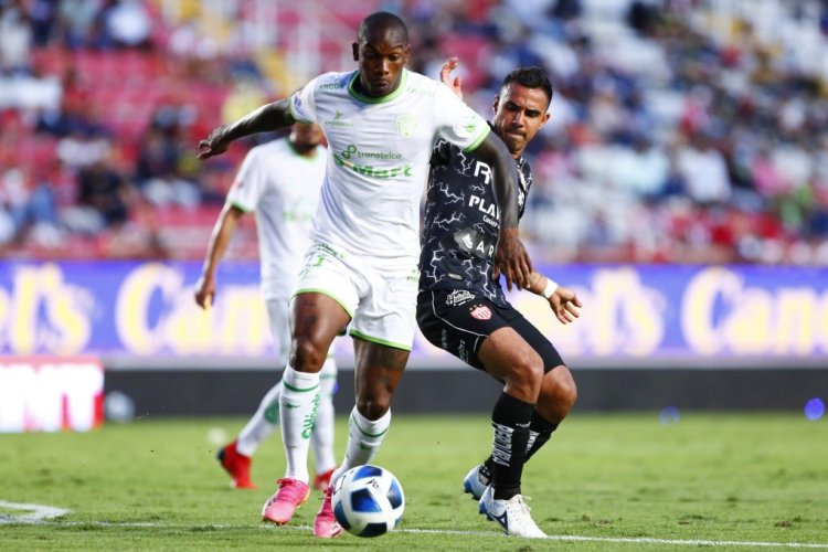 AGUASCALIENTES, MEXICO - AUGUST 22: Fabian Castillo #11 of FC Juarez struggles for the ball with Jesus Escoboza #22 of Necaxa during the 6th round match between Necaxa and FC Juarez as part of the Torneo Grita Mexico A21 Liga MX at Victoria Stadium on August 22, 2021 in Aguascalientes, Mexico. (Photo by Leopoldo Smith/Getty Images)