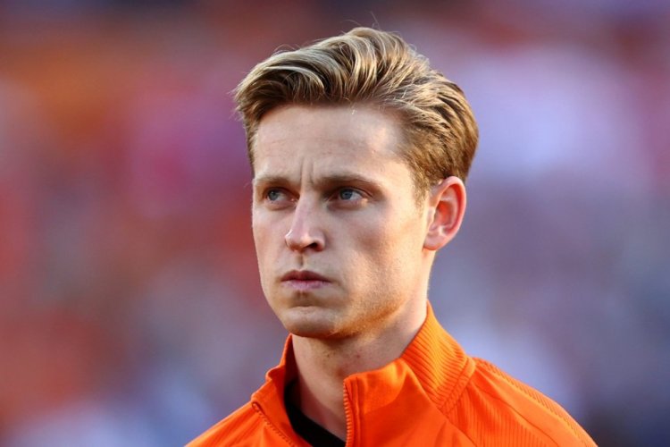 ROTTERDAM, NETHERLANDS - JUNE 11: Frenkie de Jong of Netherlands stands for the national anthem prior to the UEFA Nations League League A Group 4 match between Netherlands and Poland at Stadium Feijenoord on June 11, 2022 in Rotterdam, Netherlands. (Photo by Dean Mouhtaropoulos/Getty Images)