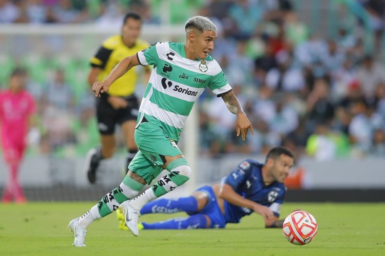 TORREON, MEXICO - JULY 03: Leonardo Suarez of Santos controls the ball during the 1st round match between Santos Laguna and Monterrey as part of Torneo Apertura 2022 Liga MX Corona Stadium on July 3, 2022 in Torreon, Mexico. (Photo by Manuel Guadarrama/Getty Images)