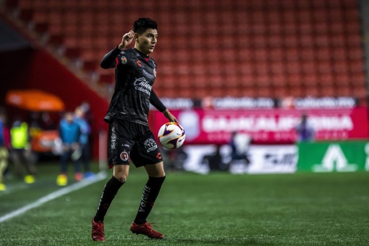 TIJUANA, MEXICO - MARCH 03:  Vladimir Loroña of Tijuana drive the ball during the 9th round match between Tijuana and America as part of the Torneo Guard1anes 2021 Liga MX at Caliente Stadium on March 3, 2021 in Tijuana, Mexico. (Photo by Francisco Vega/Getty Images)