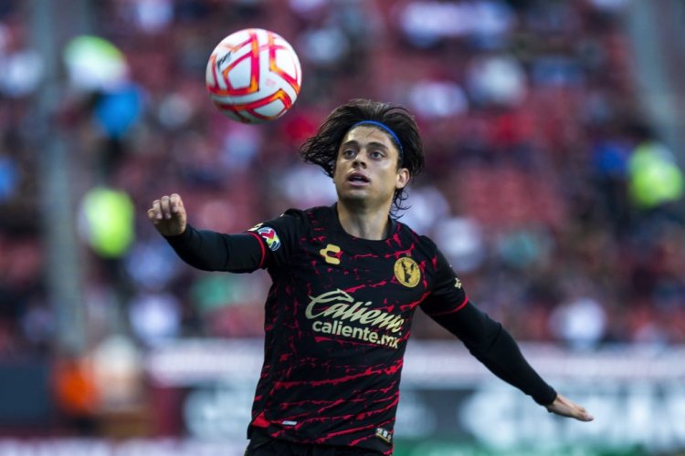 TIJUANA, MEXICO - JULY 08: Joaquin Montecinos of Tijuana tries to control the ball during the 2nd round match between Tijuana and Juarez FC as part of the Torneo Apertura 2022 Liga MX at Caliente Stadium on July 8, 2022 in Tijuana, Mexico. (Photo by Francisco Vega/Getty Images)